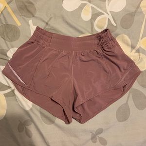 lululemon hotty hot shorts 2.5”